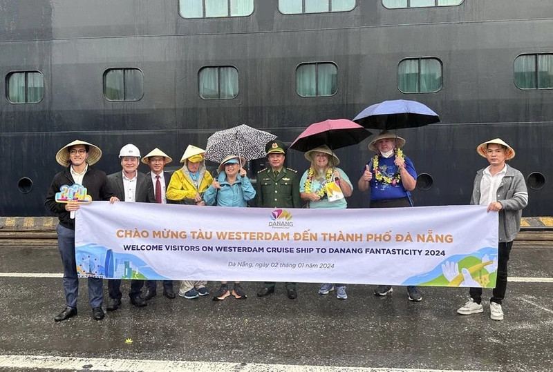 Acto de bienvenida a turistas a Da Nang con motivo del nuevo año 2024. (Foto: VNA)