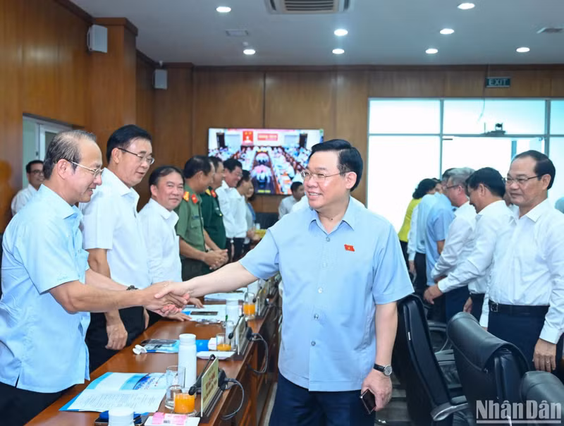 El presidente de la AN, Vuong Dinh Hue, y los dirigentes de Ba Ria-Vung Tau.