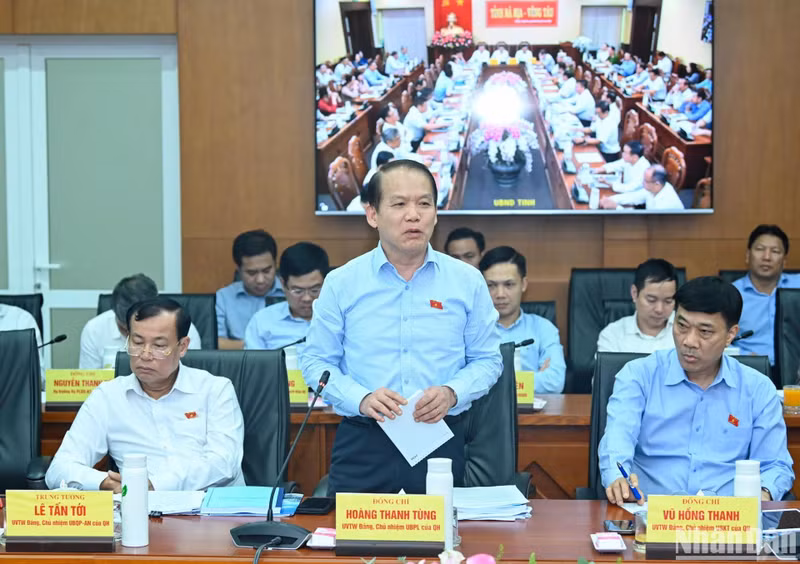 El presidente de la Comisión de Asuntos Jurídicos de la AN, Hoang Thanh Tung, habla en la reunión.
