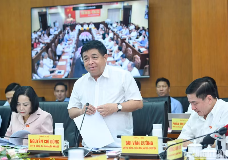 El ministro de Planificación e Inversiones, Nguyen Chi Dung, habla en la reunión.