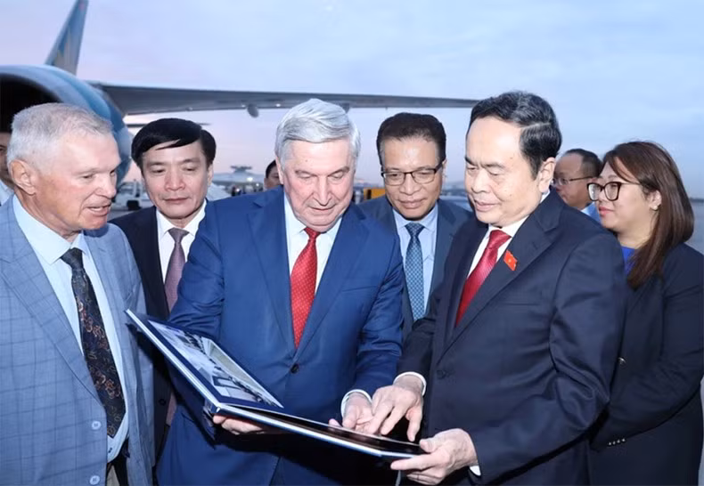 Ceremonia de despedida del presidente de la ANV, Tran Thanh Man, en el aeropuerto de Vnukovo, en Moscú, Rusia. (Foto: VNA) Ceremonia de despedida del presidente de la ANV, Tran Thanh Man, en el aeropuerto de Vnukovo, en Moscú, Rusia. (Foto: VNA)