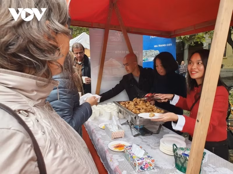 Presentan Nem vietnamita (rollito de primavera frito) a amigos extranjeros. (Fotografía: VOV)
