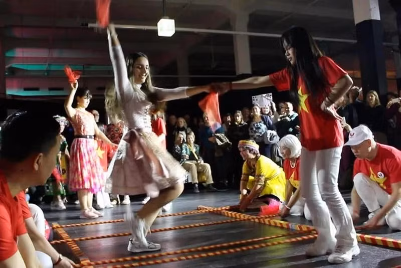 Uno de los momentos más destacados del evento fue la competencia de danza del bambú vietnamita. (Foto: VNA)