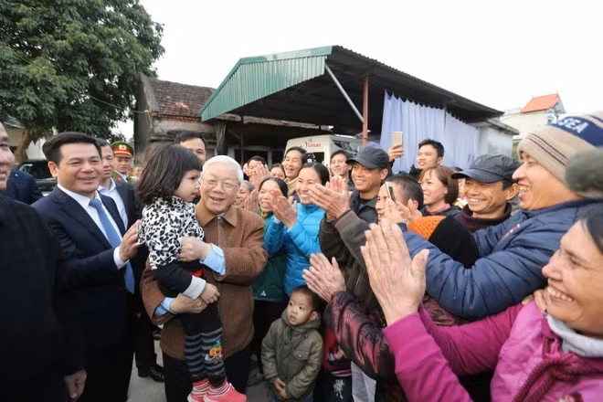 El Partido Comunista y el Estado de Vietnam celebran solemnemente la ceremonia de entrega de la Orden de Estrella Dorada al secretario general de la organización política, Nguyen Phu Trong. 