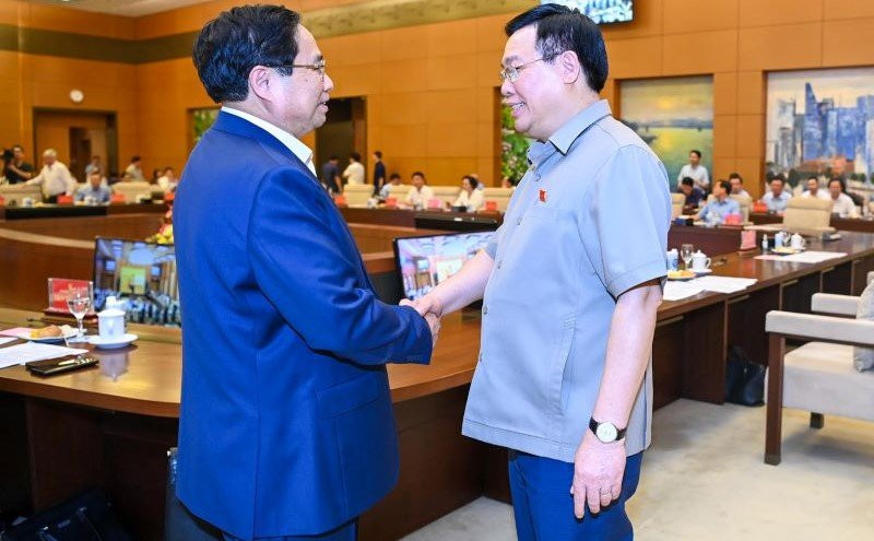 El secretario del Comité de Asuntos partidistas y primer ministro del Gobierno, Pham Minh Chinh, y el secretario del Comité de Asuntos partidistas y presidente de la AN, Vuong Dinh Hue, en la reunión. 