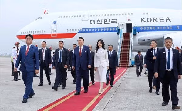El presidente de Corea del Sur, Yoon Suk Yeol, llega a Vietnam. (Foto: VNA)