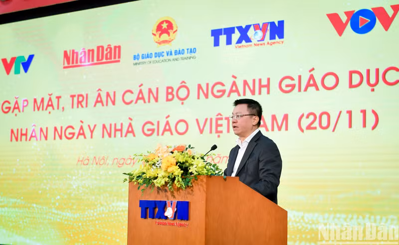 Le Quoc Minh, subjefe de la Comisión de Comunicación y Educación del Comité Central del Partido Comunista de Vietnam, presidente-editor del periódico Nhan Dan y titular de la Asociación de Peridotitas del país, pronuncia el discurso de apertura.