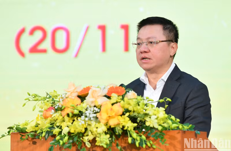 Quoc Minh felicita y agradece al contingente de educadores y los trabajadores del sector educativo de todo el país.