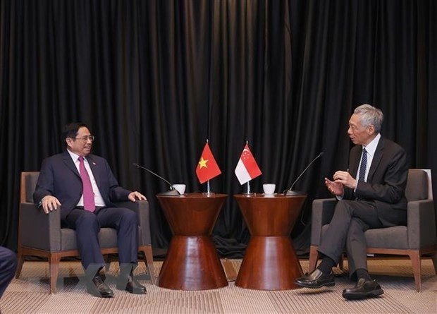 El primer ministro de Vietnam, Pham Minh Chinh, y su homólogo singapurense, Lee Hsien Loong. (Fotografía: VNA)