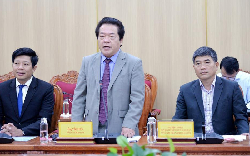 El vicepresidente del Comité Popular de Quang Ngại, Vo Phien, habla en el encuentro. (Foto: baoquangngai.vn)