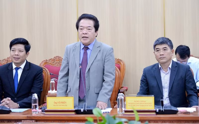 El vicepresidente del Comité Popular de Quang Ngại, Vo Phien, habla en el encuentro. (Foto: baoquangngai.vn)