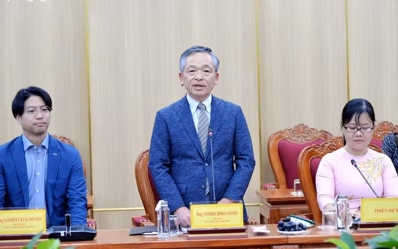 El presidente de la junta directiva y director del Banco de Oita, Tomiichiro Goto, interviene en la reunión. (Foto: baoquangngai.vn)