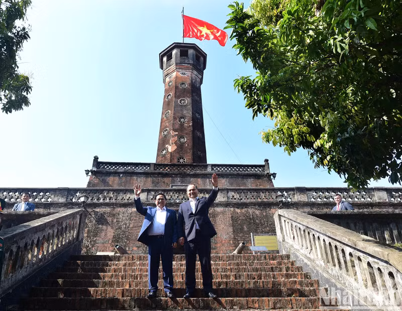 Los dos primeros ministros se toman una foto juntos bajo la Torre de la Bandera de Hanói. Los dos primeros ministros se toman una foto juntos bajo la Torre de la Bandera de Hanói.