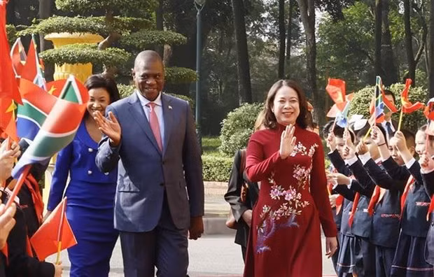 La vicepresidenta vietnamita Vo Thi Anh Xuan recibe a su homólogo sudafricano Paul Mashatile. (Foto: VNA)