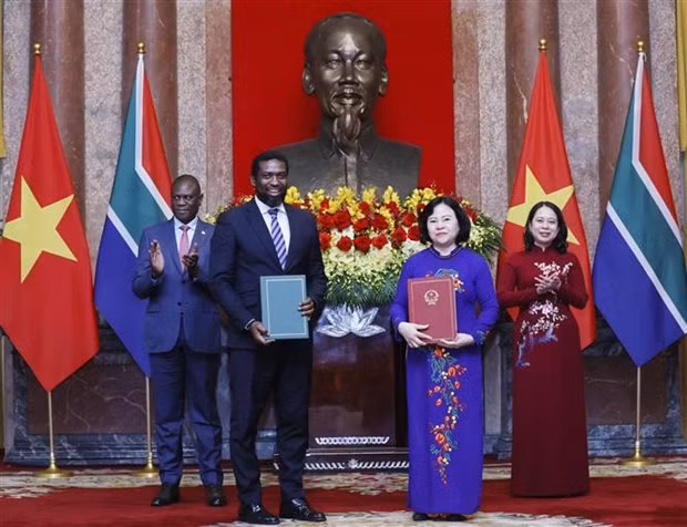 Ambos dirigentes presencian la entrega de un memorando de entendimiento sobre cooperación en educación superior entre los dos gobiernos. (Foto: VNA)