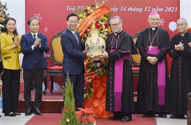 El presidente de Vietnam, Vo Van Thuong, felicita al arzobispo de la Arquidiócesis de Hue, Nguyen Chi Linh. (Foto: VNA)