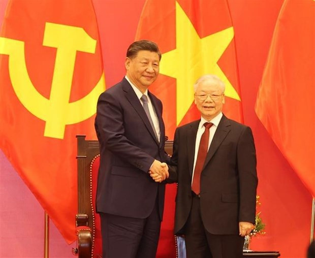 El secretario general del Partido Comunista de Vietnam, Nguyen Phu Trong, (D) y el secretario general del Partido Comunista y presidente de China, Xi Jinping. (Foto: VNA)