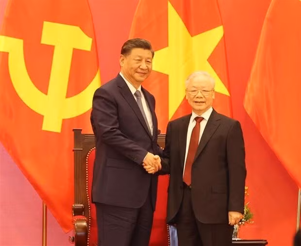 El secretario general del Partido Comunista de Vietnam, Nguyen Phu Trong, (D) y el secretario general del Partido Comunista y presidente de China, Xi Jinping. (Foto: VNA)