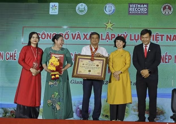 Durante el acto del reconocimiento del récord. (Foto: VNA)