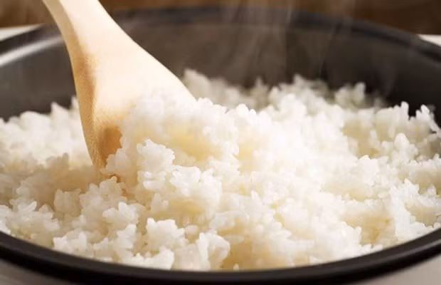 “Com tam” es un plato tradicional de los vietnamitas. Taste Atlas lo describe como una comida al estilo casero, ya que su ingrediente principal es el "tam", un tipo de arroz partido durante el proceso de producción del arroz. (Foto: VNA)