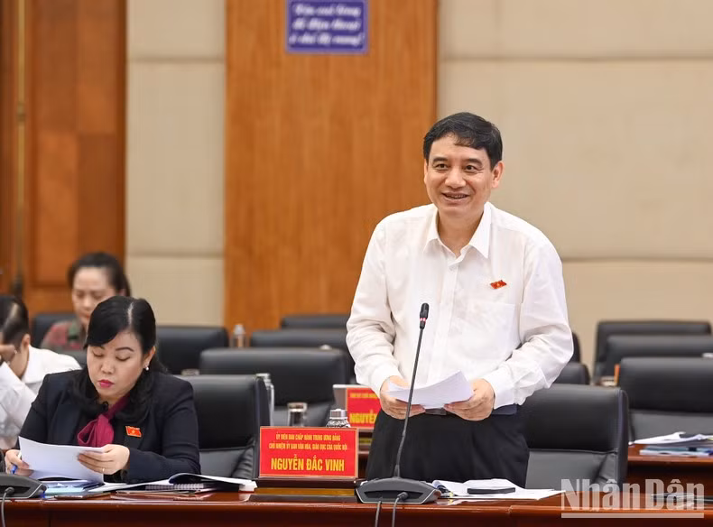 El jefe de la Comisión de Cultura y Educación de la AN, Nguyen Dac Vinh, interviene en la cita.