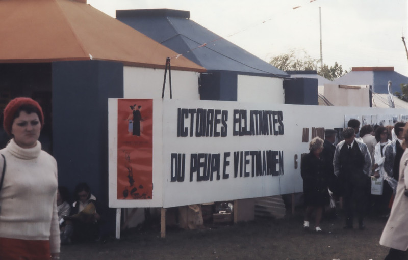 Cartel con las palabras "Victorias rotundas del pueblo vietnamita", exhibido en la Fiesta del diario francés L´Humanité en septiembre de 1972.