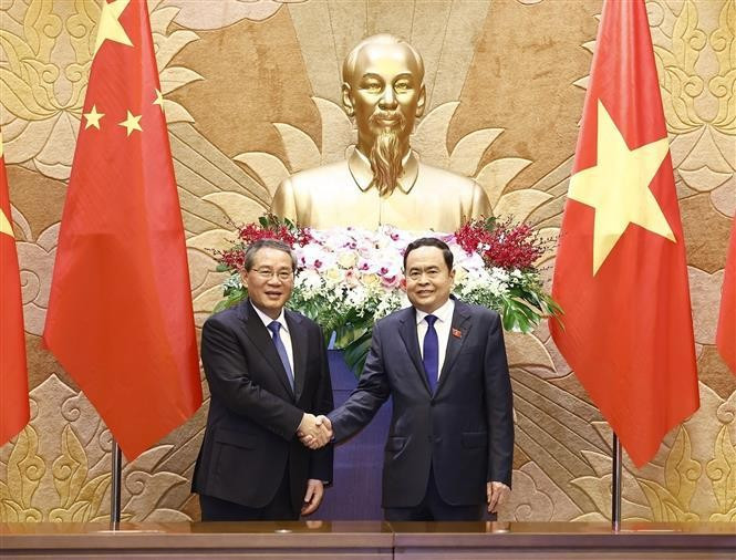 El presidente de la Asamblea Nacional de Vietnam, Tran Thanh Man, (Derecha) y el primer ministro chino, Li Qiang (Foto: VNA)
