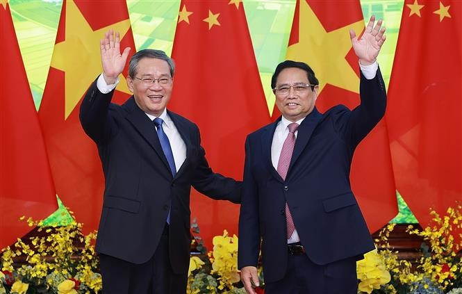 El primer ministro vietnamita, Pham Minh Chinh, y su par chino, Li Qiang, se toman una fotografía juntos antes de las conversaciones. (Foto: VNA)