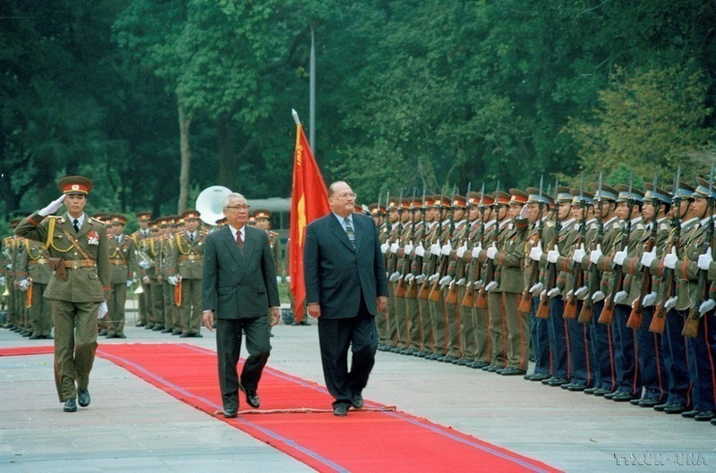 El primer ministro de Vietnam, Vo Van Kiet, preside la ceremonia de bienvenida a su homólogo belga, Jean Luc Dehaene, con motivo de la visita oficial de este último al país indochino del 7 al 9 de marzo de 1996. (Foto: VNA)