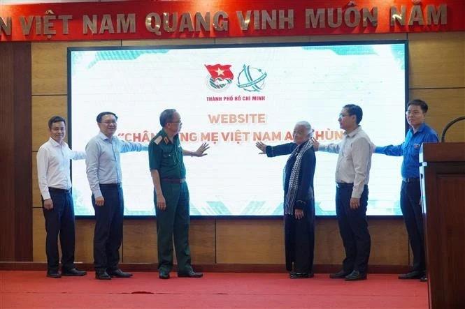Delegados en el acto de lanzamiento de la página web “Retrato de la madre heroica vietnamita”. (Foto: VNA)