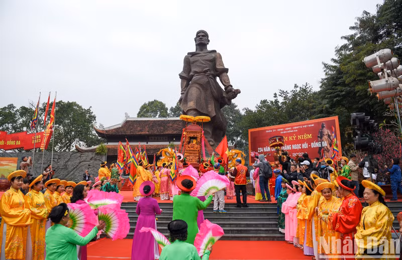 La vida y obra del emperador Quang Trung destacaron por su contribución primordial a la reunificación nacional bajo la dinastía Tay Son, poniendo fin a la guerra civil entre los señores feudales: Trinh en el norte y Nguyen en el sur, que duró dos siglos. La vida y obra del emperador Quang Trung destacaron por su contribución primordial a la reunificación nacional bajo la dinastía Tay Son, poniendo fin a la guerra civil entre los señores feudales: Trinh en el norte y Nguyen en el sur, que duró dos siglos.