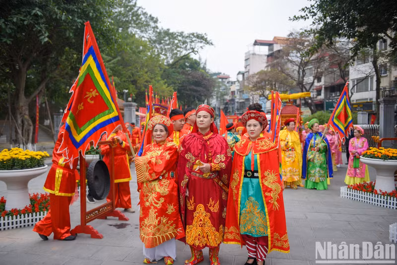 El Festival Montículo de Dong Da 2023 cuenta con novedades, atrayendo a numerosos visitantes. El Festival Montículo de Dong Da 2023 cuenta con novedades, atrayendo a numerosos visitantes.