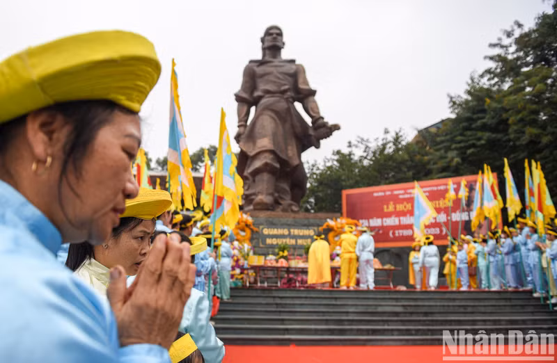 Después del 10 de octubre de 1954, fecha de la liberación de Hanói, el Festival Montículo de Dong Da se convirtió en un día tradicional que se celebra en todo el país. Después del 10 de octubre de 1954, fecha de la liberación de Hanói, el Festival Montículo de Dong Da se convirtió en un día tradicional que se celebra en todo el país.