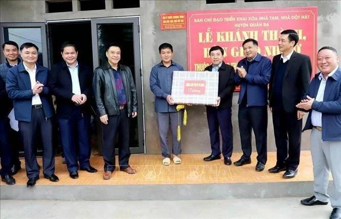 La familia que recibe su primera casa en el marco del programa "Eliminación de viviendas precarias y deterioradas" en el Grupo 4, localidad de Tam Son, distrito de Quan Ba, provincia de Ha Giang. (Foto: VNA)