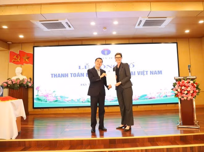 Acto de entrega del certificado de erradicación del tracoma en Vietnam. (Foto: PV/Vietnam+)
