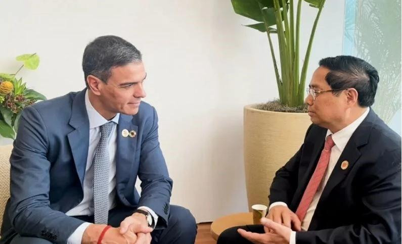 El primer ministro Pham Minh Chinh (derecha) se reúne con el presidente del Gobierno español, Pedro Sánchez, en el marco de la Cumbre del G20 en Brasil en 2024. (Foto: VGP)