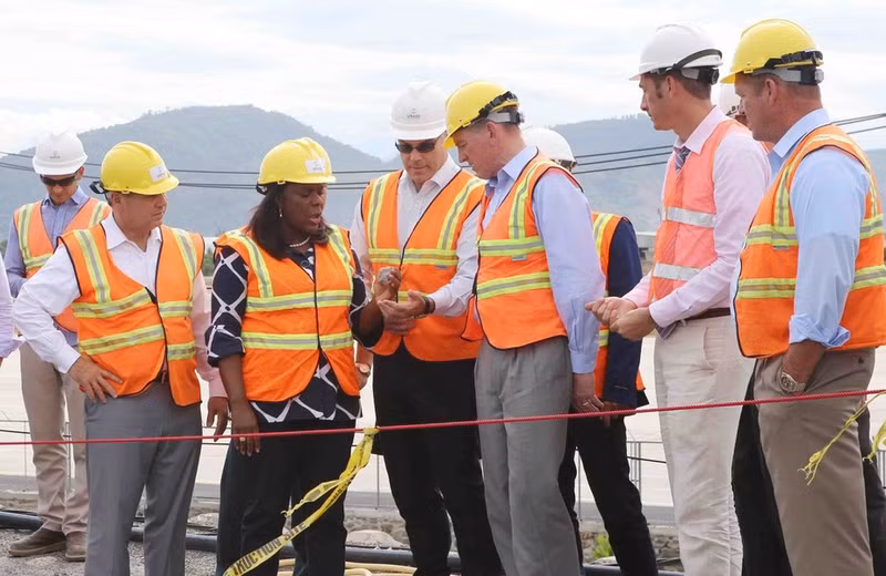 Una delegación del Congreso de Estados Unidos, encabezada por el congresista Ted Yoho, presidente del Subcomité de Asia y Pacífico de la Comisión de Asuntos Exteriores de la Cámara de Representantes, visita el sitio de tratamiento ambiental de la contaminación por dioxinas en la zona del aeropuerto de Da Nang (17 de octubre de 2017). (Foto: VNA)