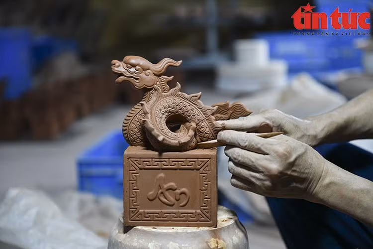 Los artesanos de la aldea de Bat Trang perfeccionan los productos para el Año Nuevo Lunar. (Foto: VNA)