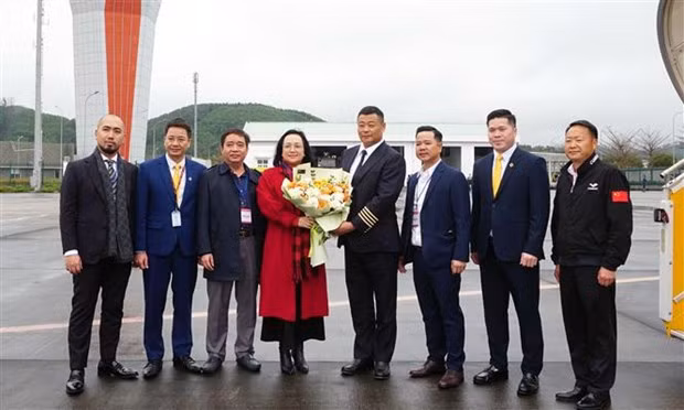 Dirigentes de los Servicios de Turismo y de Transporte de Quang Ninh reciben a la tripulación en el aeropuerto internacional de Van Don. (Foto: VNA)