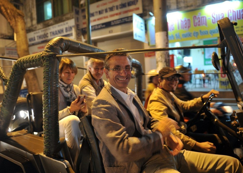 Turistas extranjeros recorren Hanói en jeep. (vnexpress.net) 