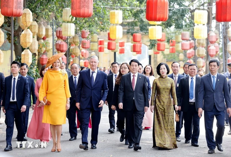El presidente de Vietnam, Luong Cuong, y el rey Felipe de Bélgica en la Ciudadela Imperial de Thang Long. (Foto: VNA)