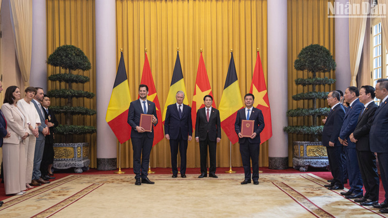 El presidente vietnamita, Luong Cuong, y el Rey Felipe de Bélgica en la ceremonia de firma de documentos de cooperación en diversos campos importantes entre sus países. 