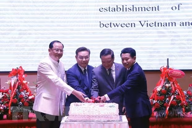 El embajador vietnamita Nguyen Ba Hung y otros funcionarios. (Fotografía: VNA)