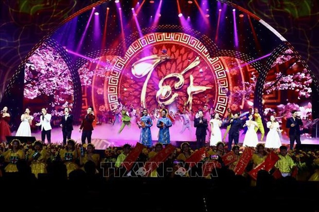 Los artistas actúan en el Programa "Primavera de la Patria" 2023. (Foto: VNA)