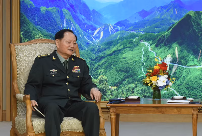 El teniente general Zhang Youxia interviene en la reunión.