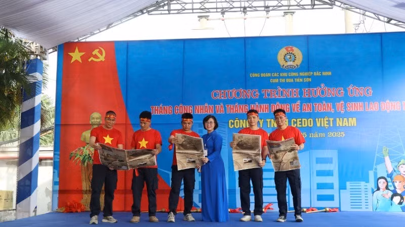 Publicación informativa especial de Nhan Dan llega a los trabajadores de Bac Ninh.