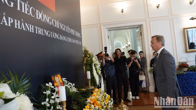 Andrey Yatskin, primer vicepresidente del Consejo de la Federación de Rusia escribe en el libro de condolencias.