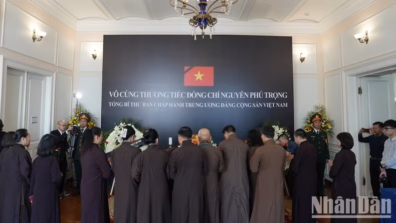 Los budistas vietnamitas en Rusia rinden tributo al secretario general Nguyen Phu Trong.