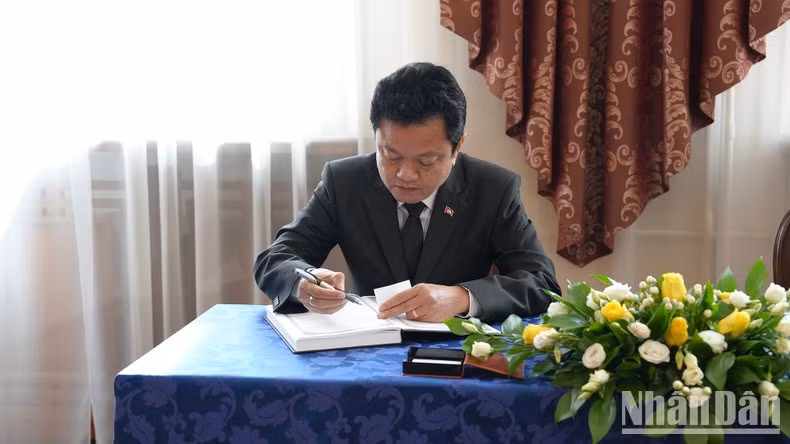 El embajador de Camboya en la Federación de Rusia escribe en el libro de condolencias.