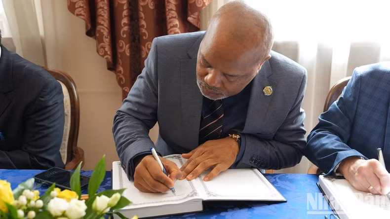 El embajador de la India en Rusia escribe en el libro de condolencias.